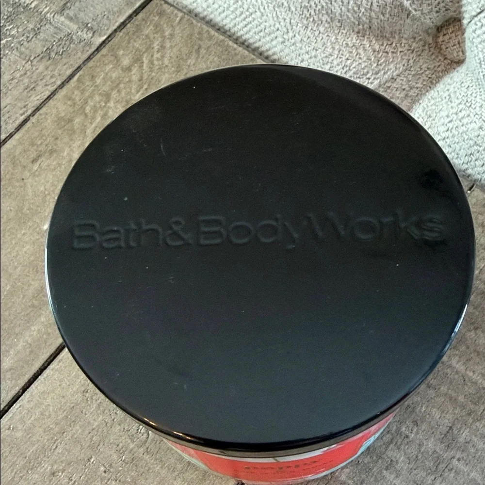 Bath & Body Works Poppy Candle - Red and Green Floral - Picture 2 of 4